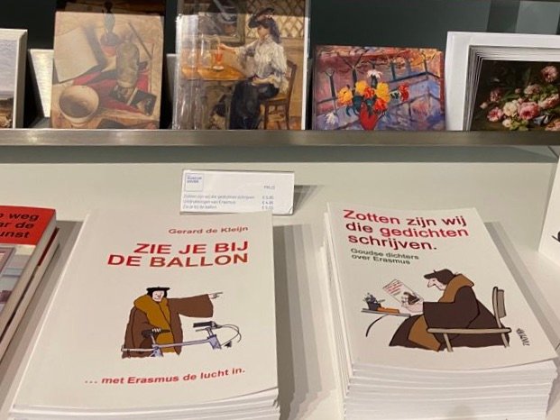 Speciale uitgave van het Erasmus Genootschap Gouda voor Zotte Zaterdag 2019. Met bijdragen van verschillende dichters. Cartoons van Jan Zandstra.